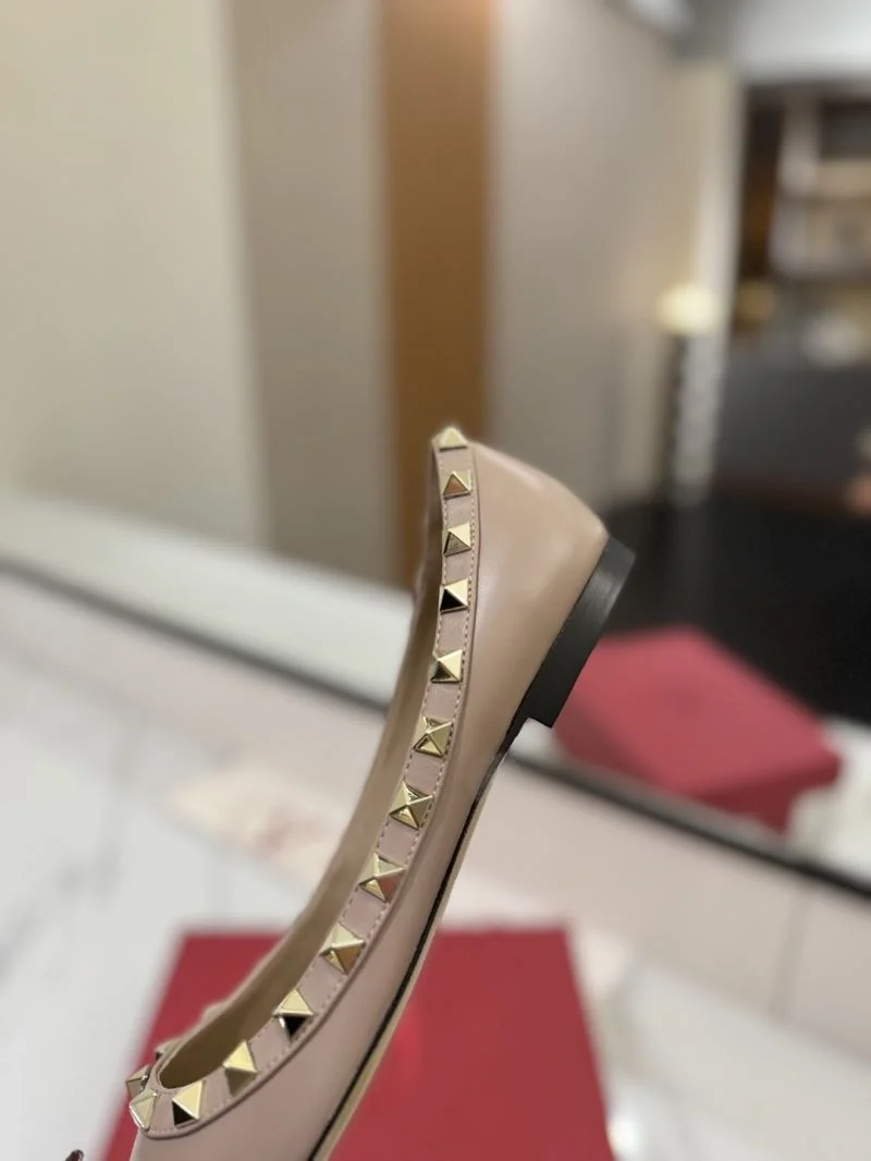 Fashionable Valentino Flat Shoes 36474