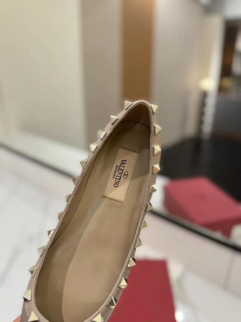 Fashionable Valentino Flat Shoes 36474