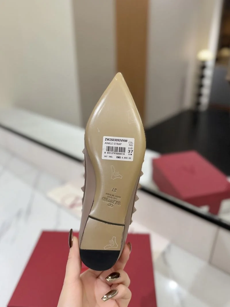 Fashionable Valentino Flat Shoes 36474