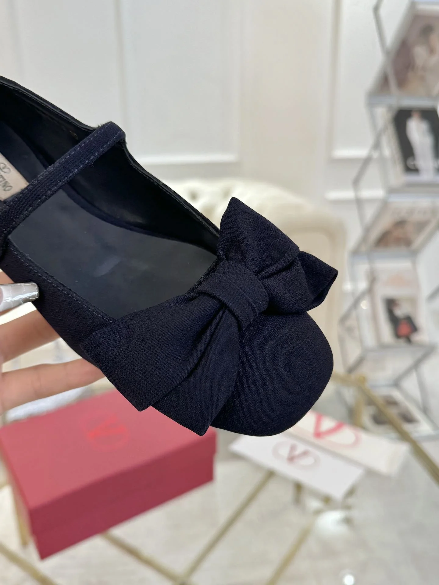 Stylish Valentino Flat Shoes 36250