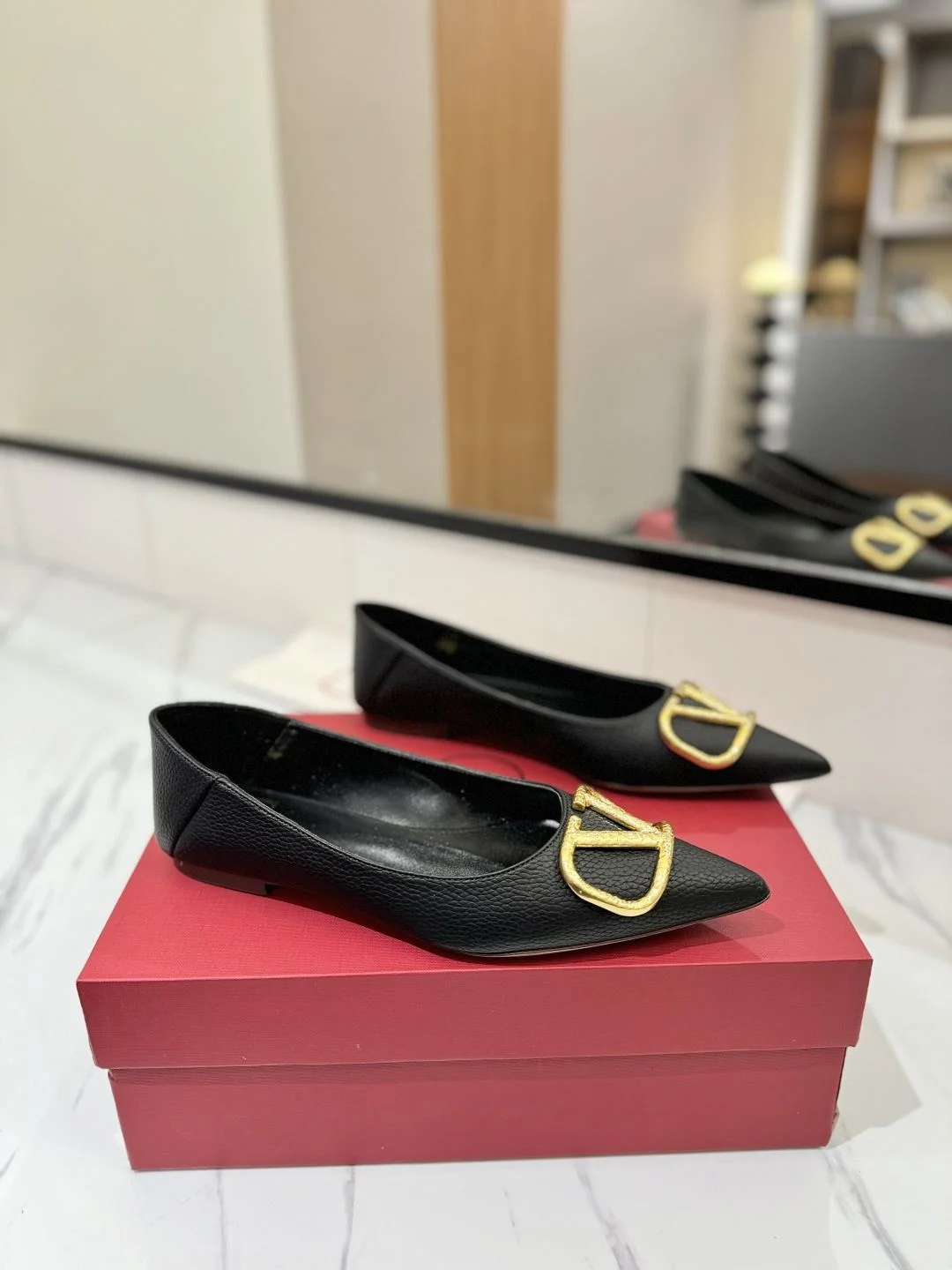 Stylish Valentino Flat Shoes 36242