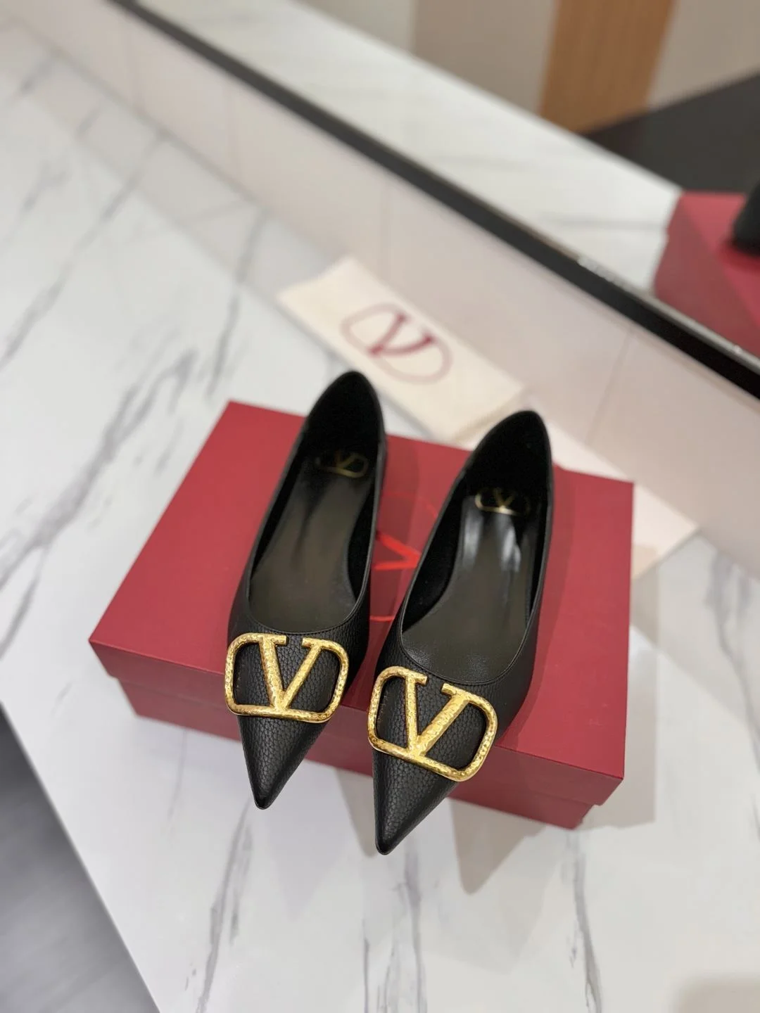 Stylish Valentino Flat Shoes 36242