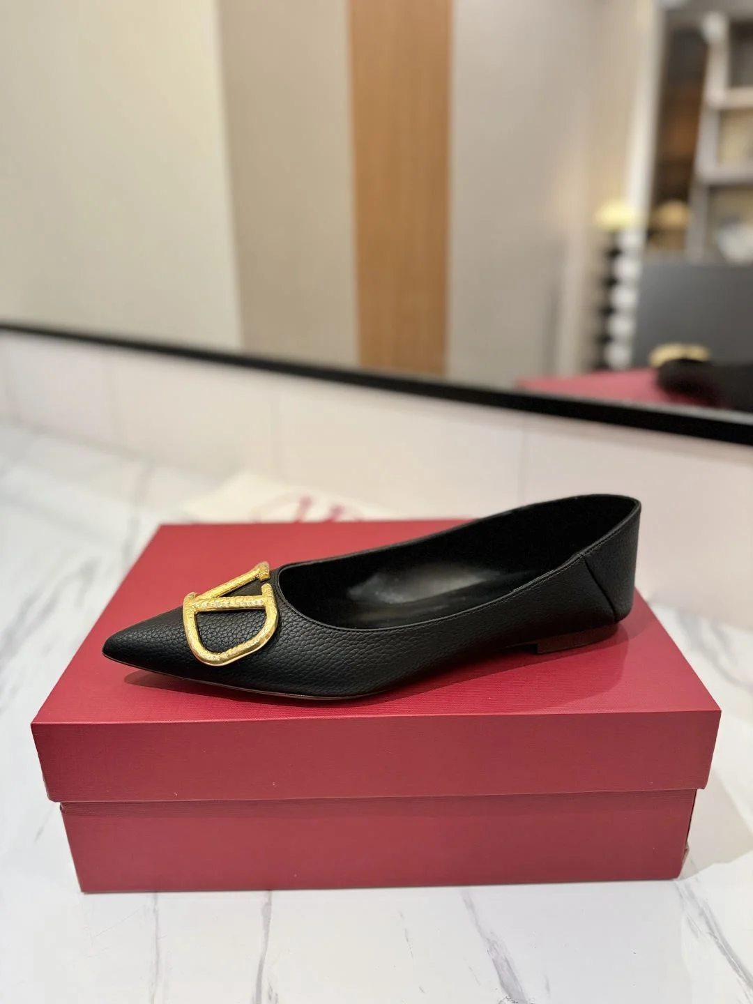 Stylish Valentino Flat Shoes 36242