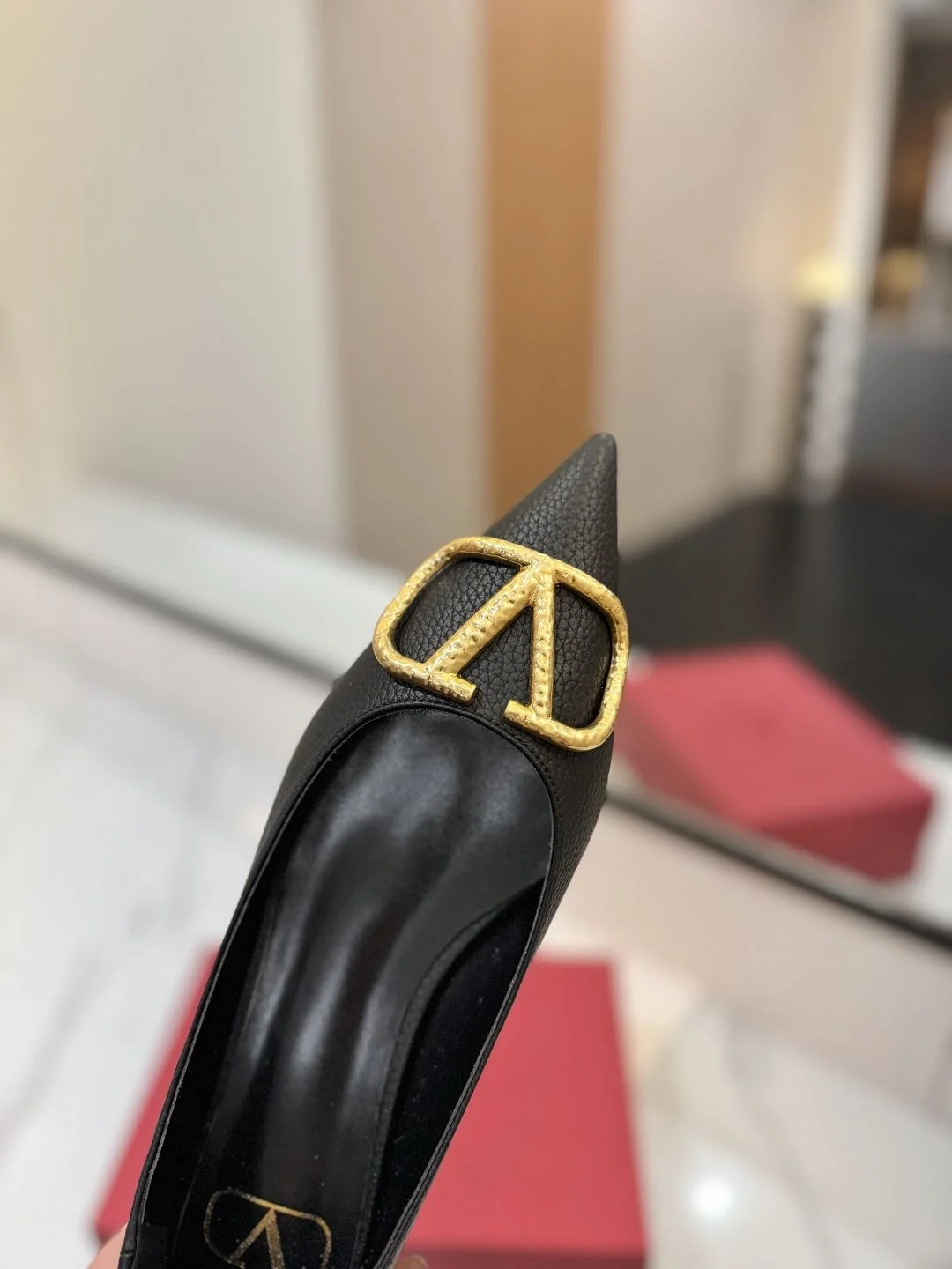 Stylish Valentino Flat Shoes 36242