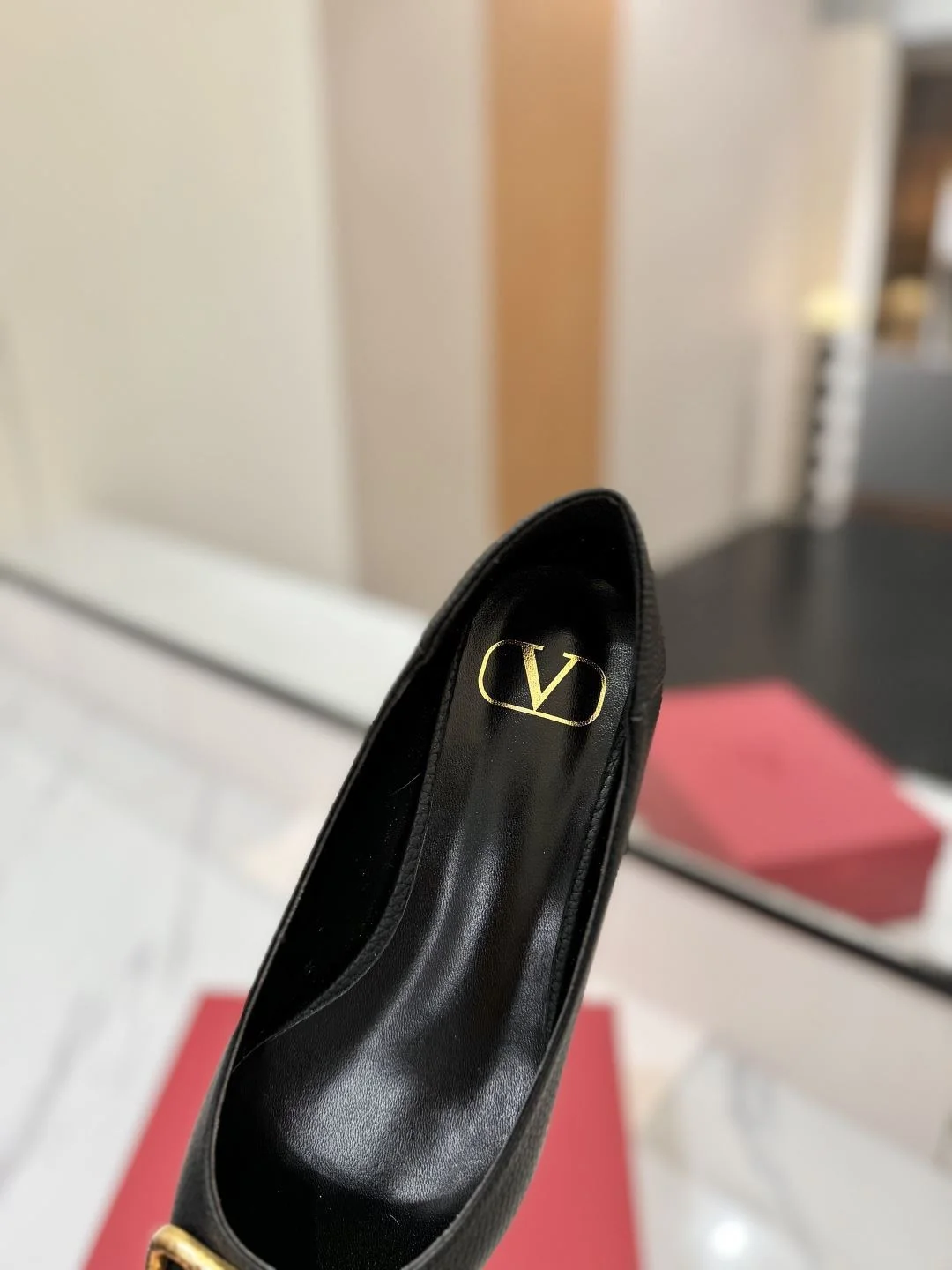Stylish Valentino Flat Shoes 36242
