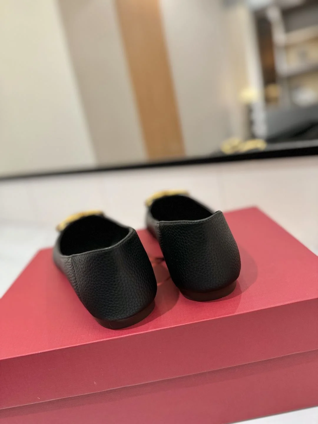 Stylish Valentino Flat Shoes 36242