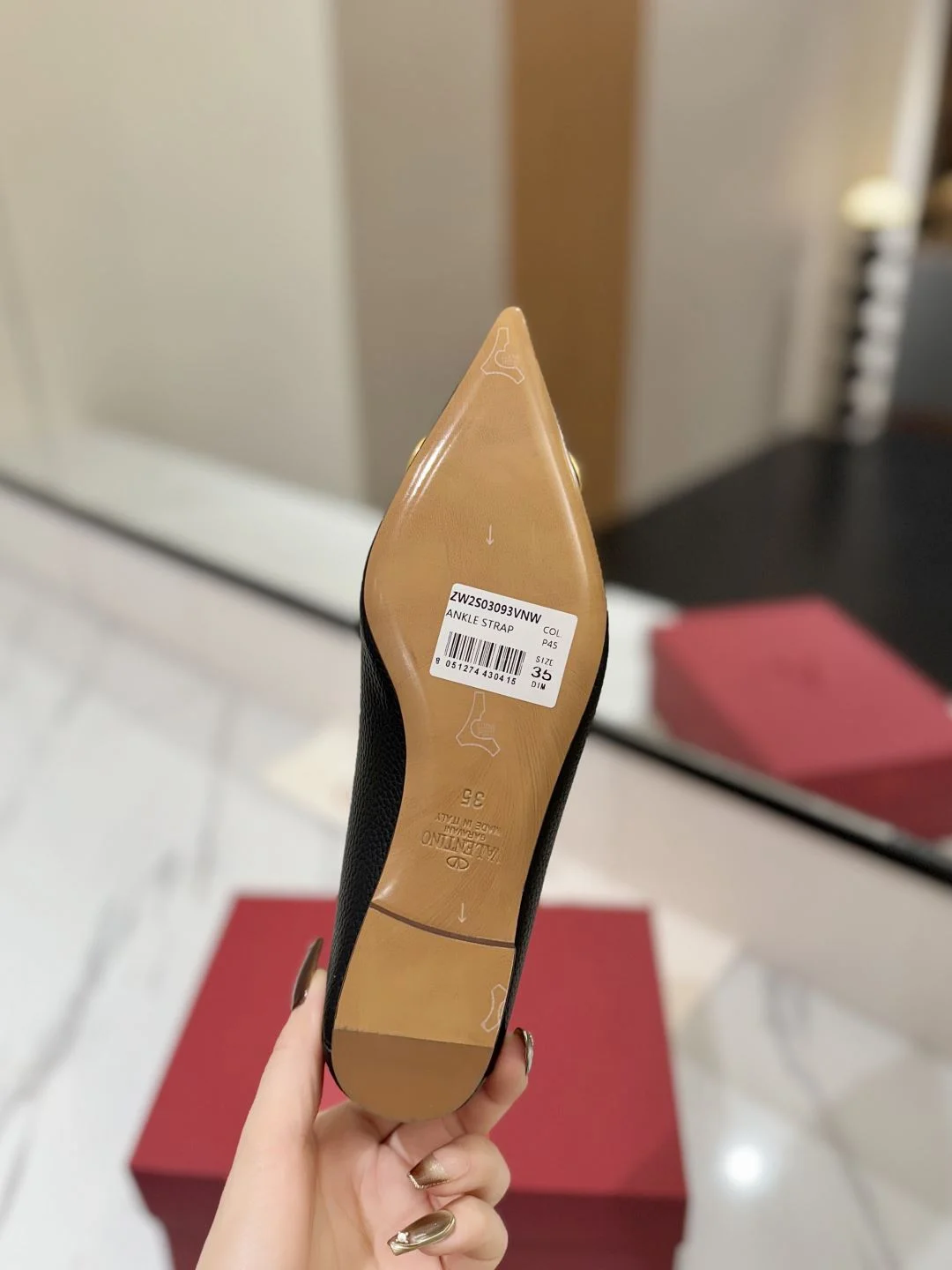 Stylish Valentino Flat Shoes 36242