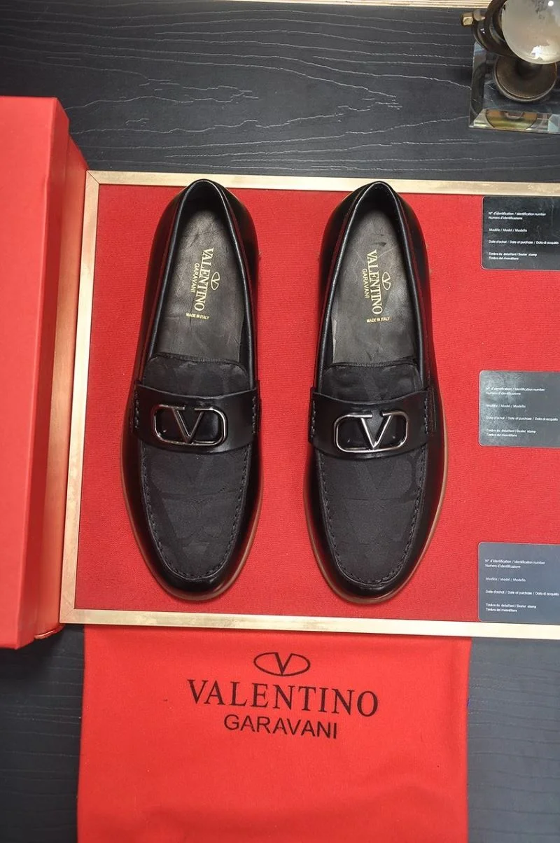 Modern Valentino Low Shoes 36975