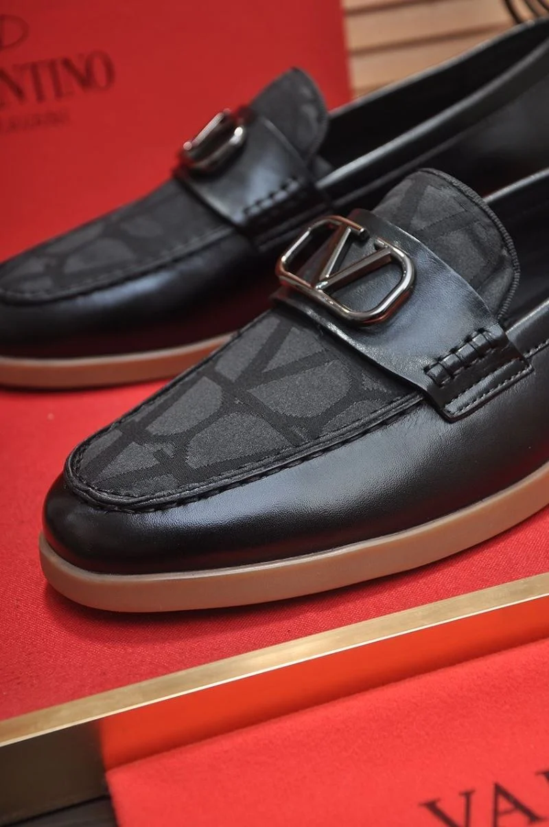 Modern Valentino Low Shoes 36975