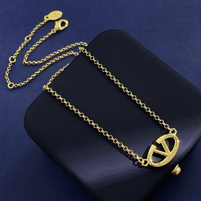 Chic Valentino Necklaces 214439