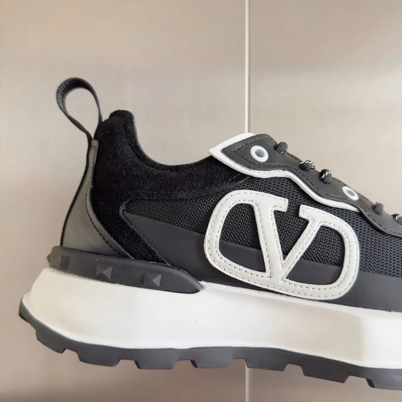 Trendsetting Valentino Rockrunner Shoes 36386
