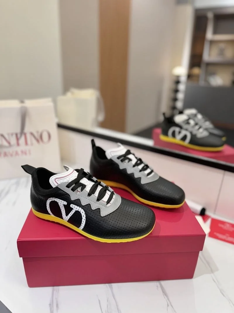 Stylish Valentino Rockrunner Shoes 36156