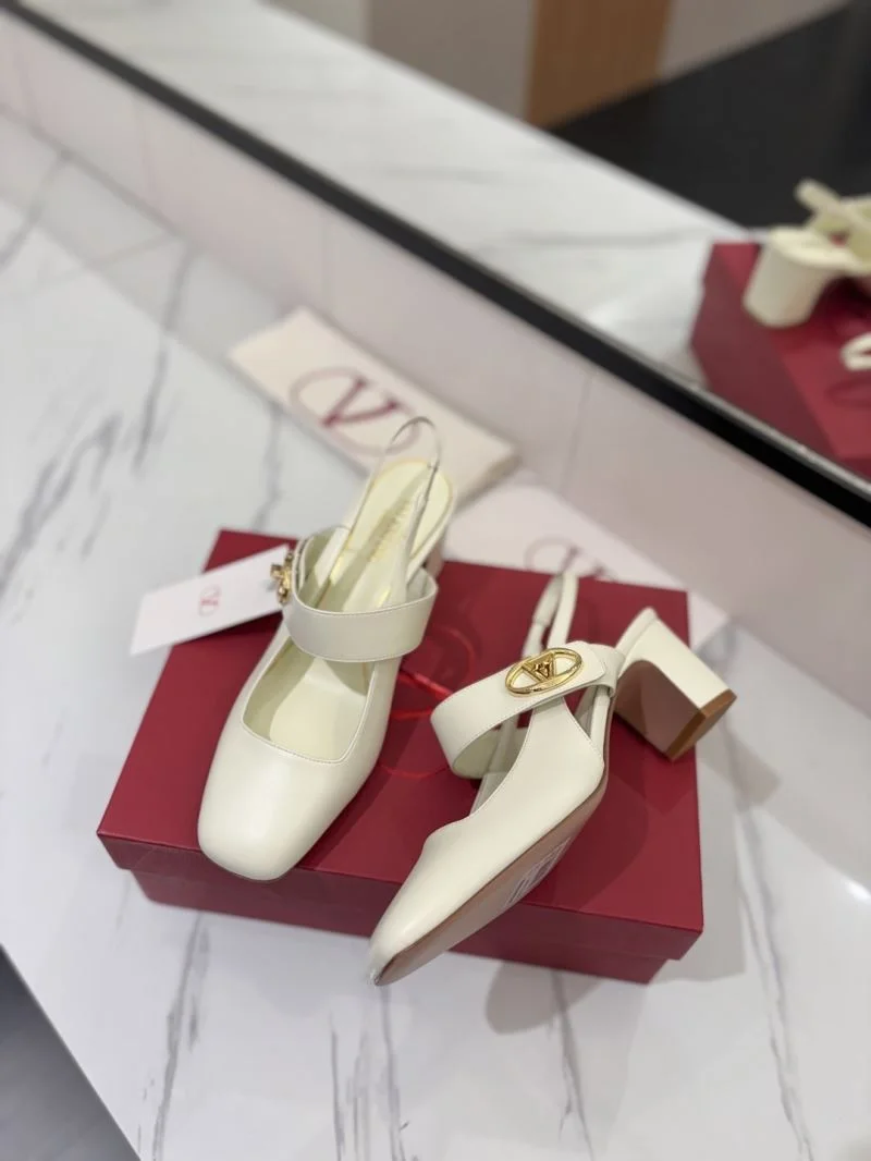 Valentino Sandals Trendsetting 36622