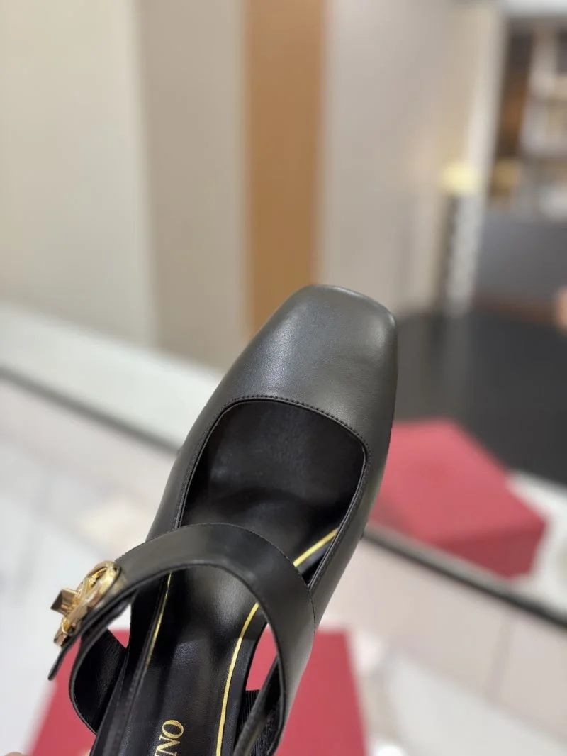 Reliable Valentino Sandals 36600