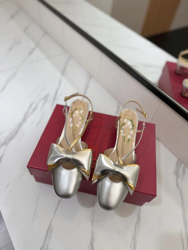 Resilient Valentino Sandals 36607