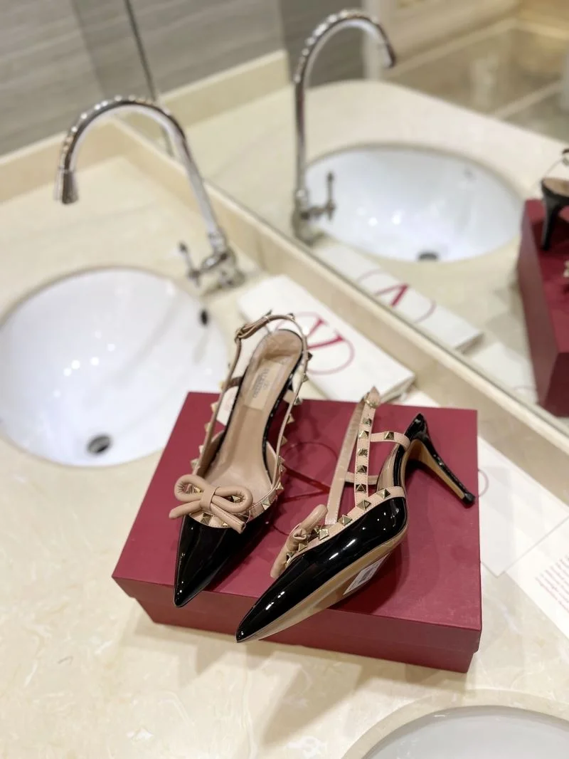 Trendsetting Valentino Sandals 36582