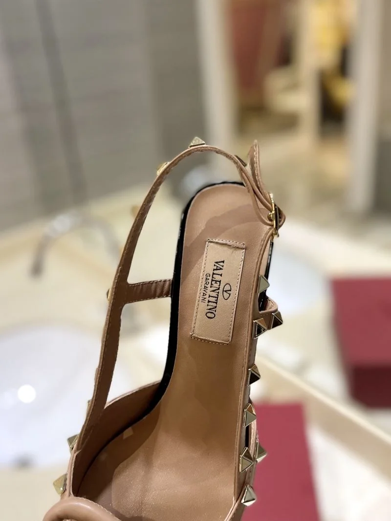 Trendsetting Valentino Sandals 36582