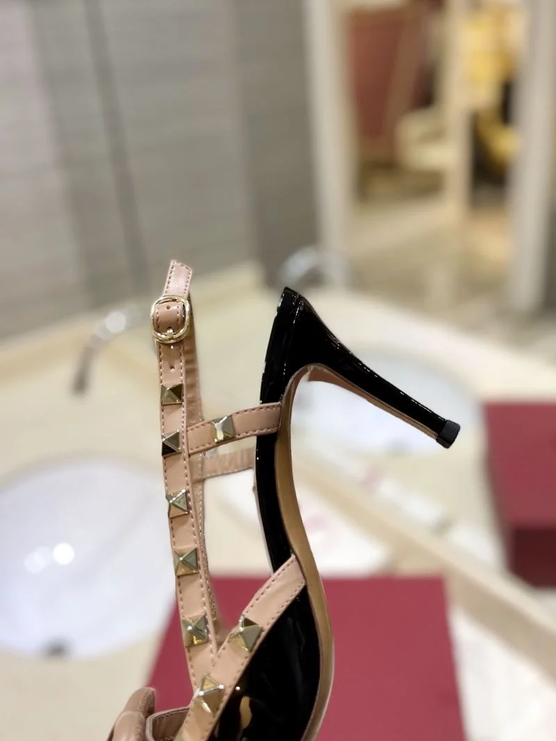 Trendsetting Valentino Sandals 36582