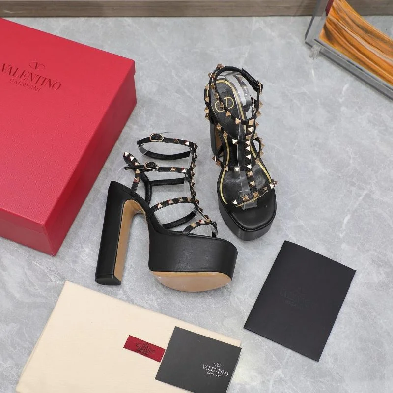 SmoothTexture Valentino Sandals 37068