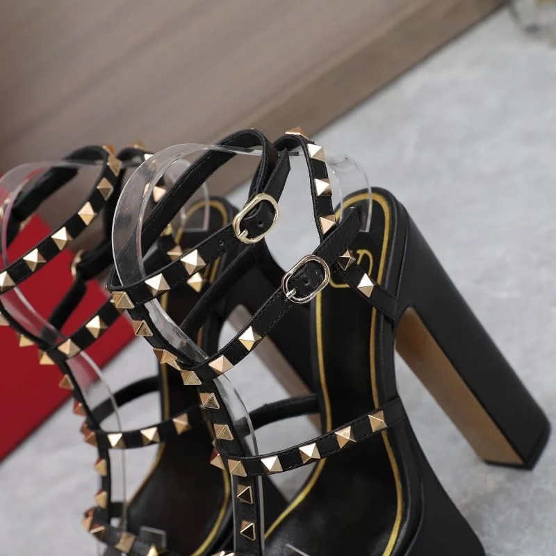 SmoothTexture Valentino Sandals 37068
