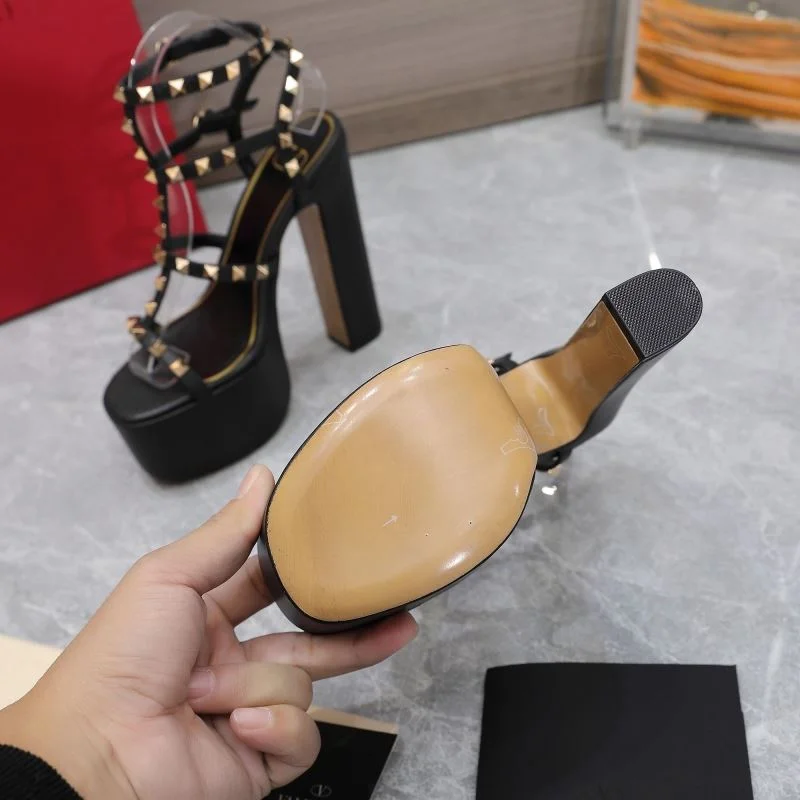 SmoothTexture Valentino Sandals 37068