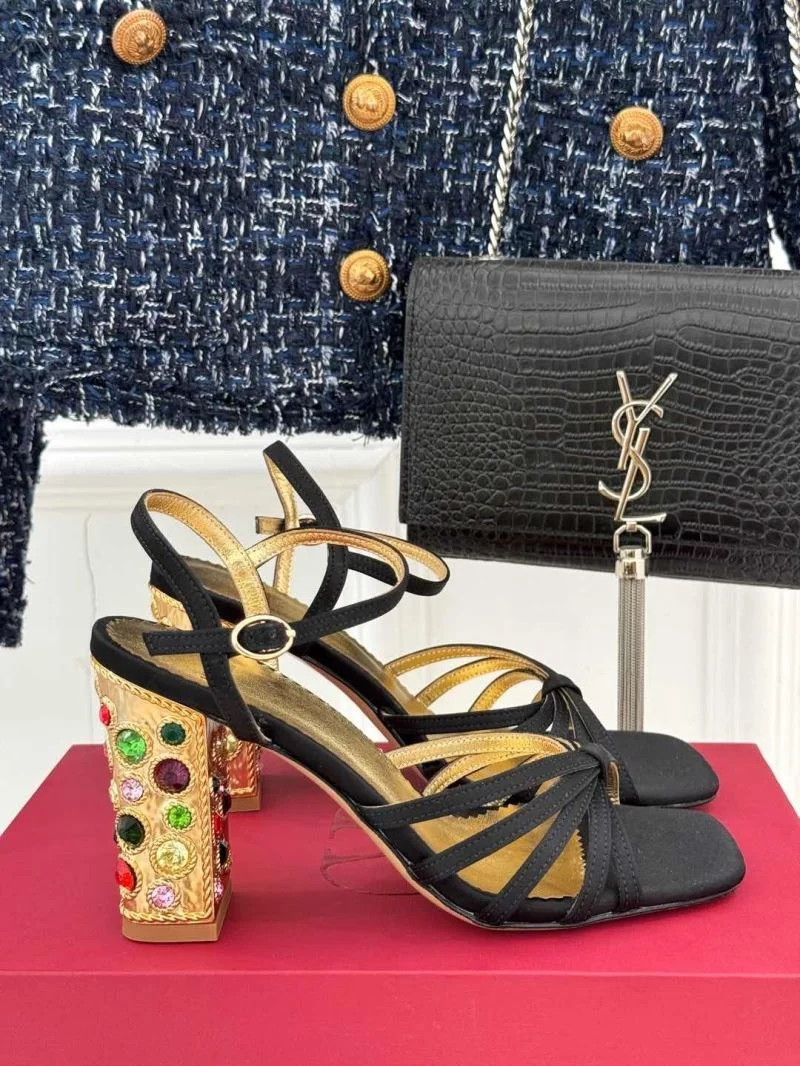 Neat Valentino Sandals 37033