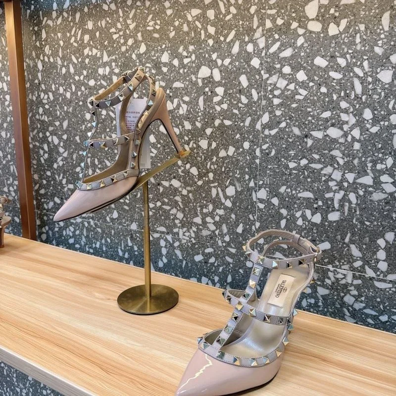 Supportive Valentino Sandals 36017
