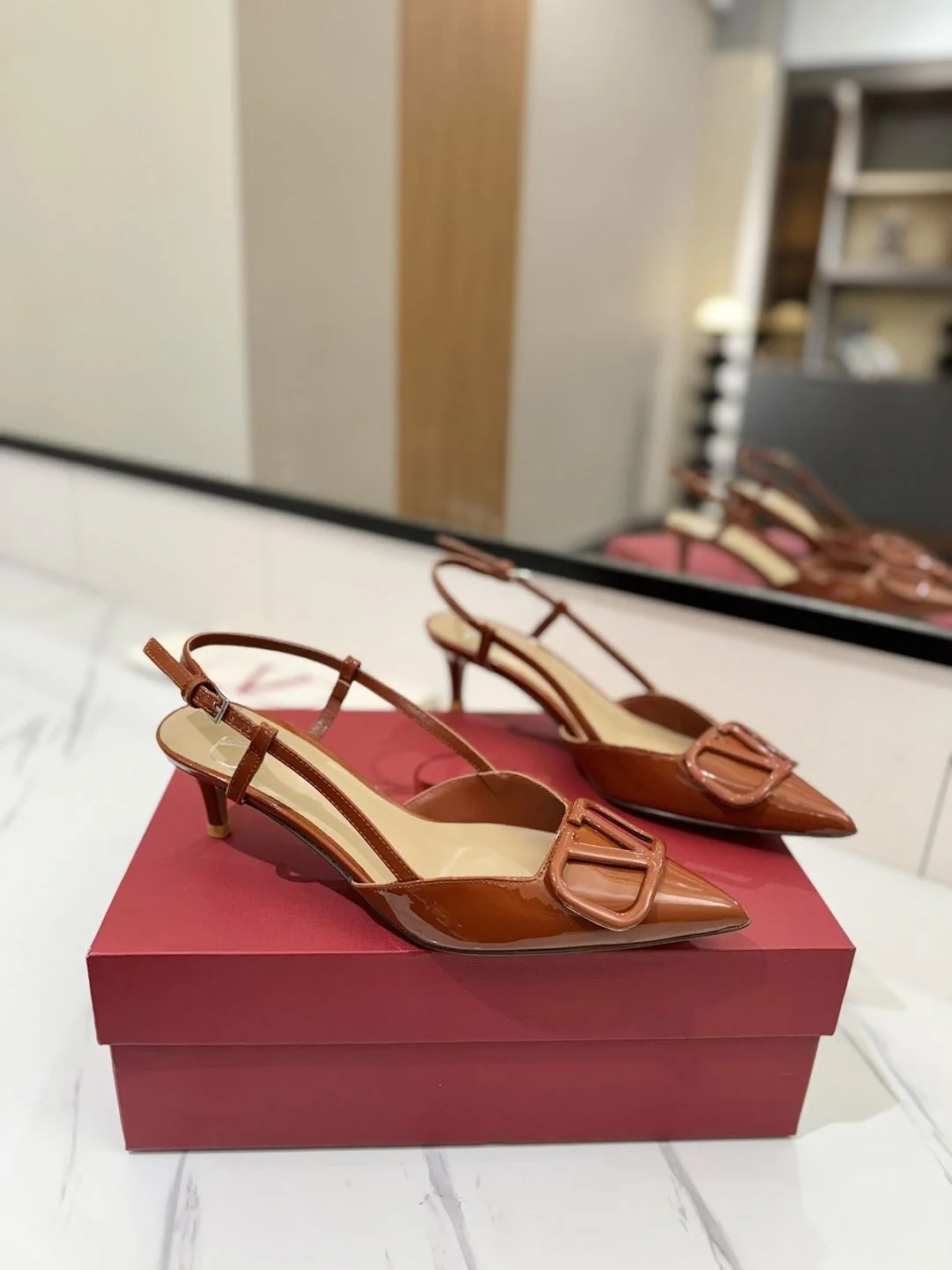 Valentino Sandals Versatile 36008