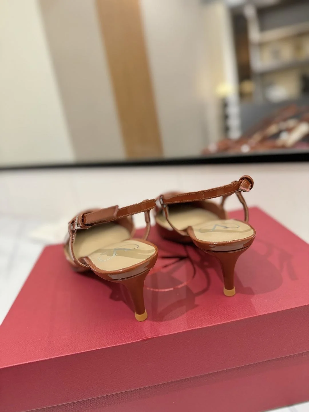 Valentino Sandals Versatile 36008