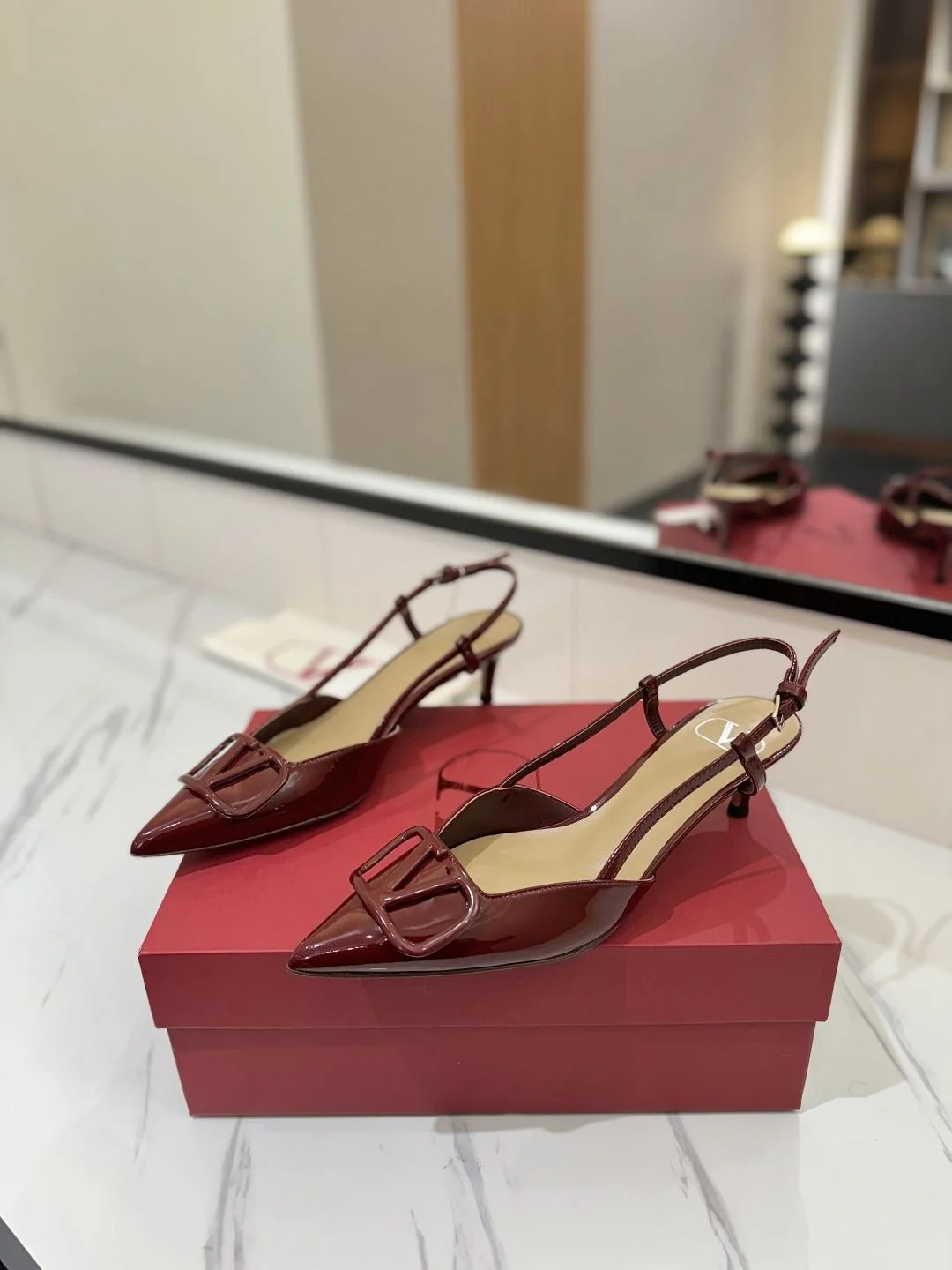 Valentino Sandals Sleek 36004