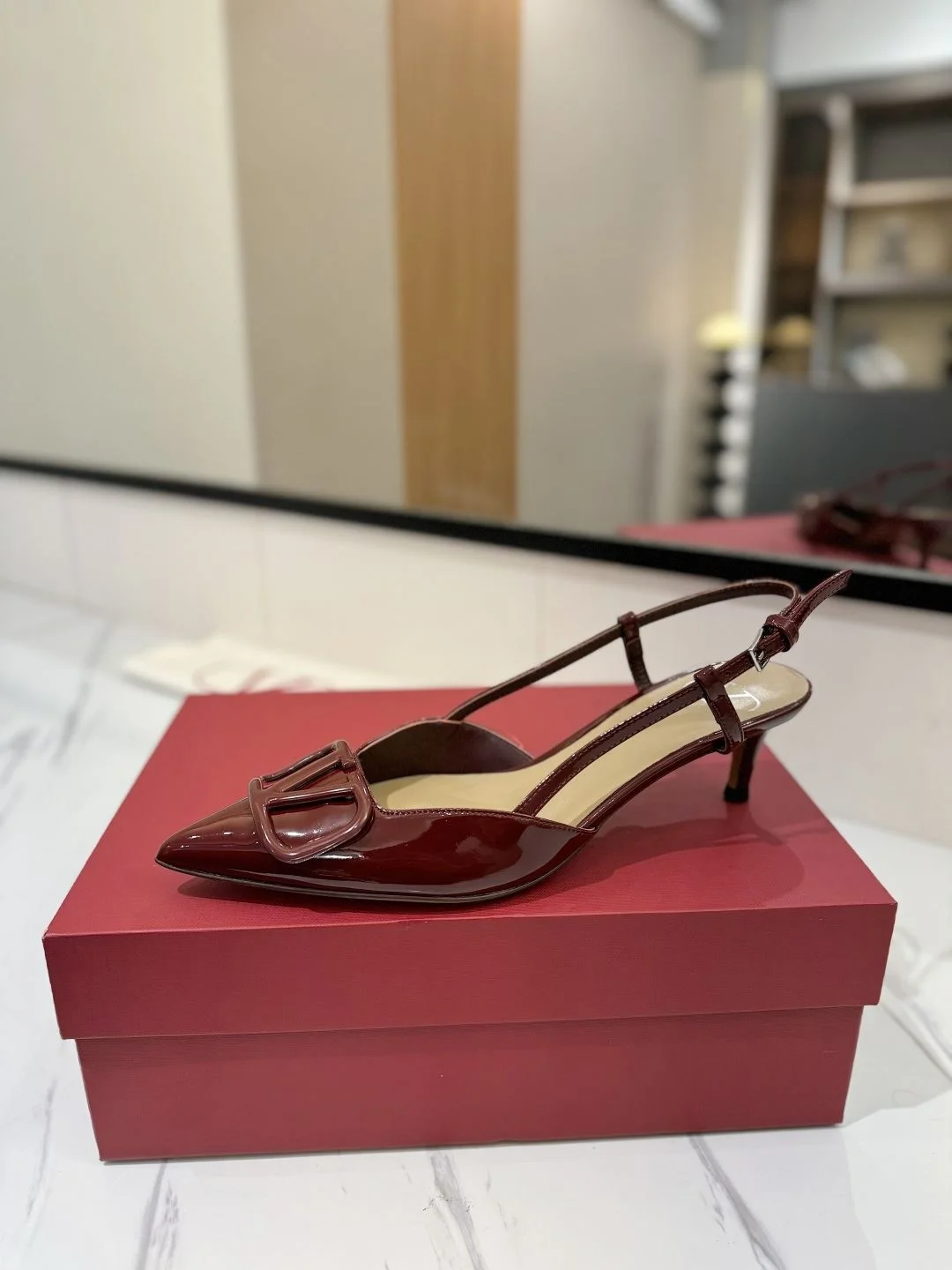 Valentino Sandals Sleek 36004
