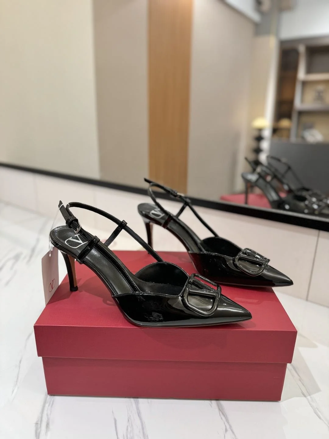 MoistureWicking Valentino Sandals 35986