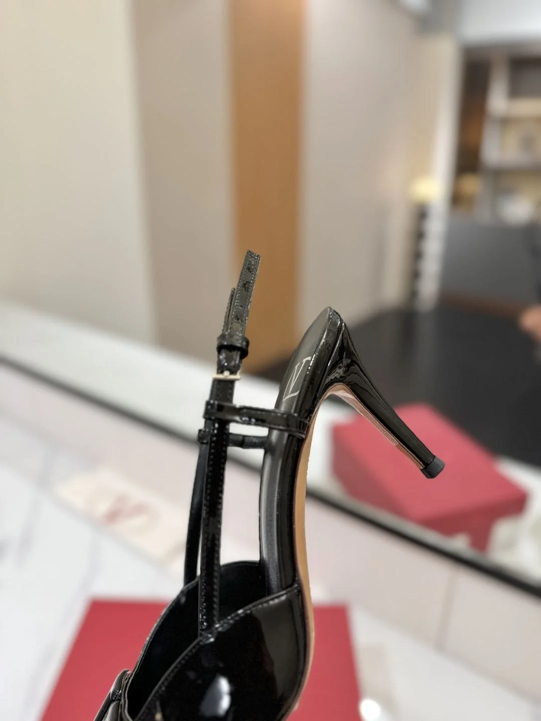MoistureWicking Valentino Sandals 35986