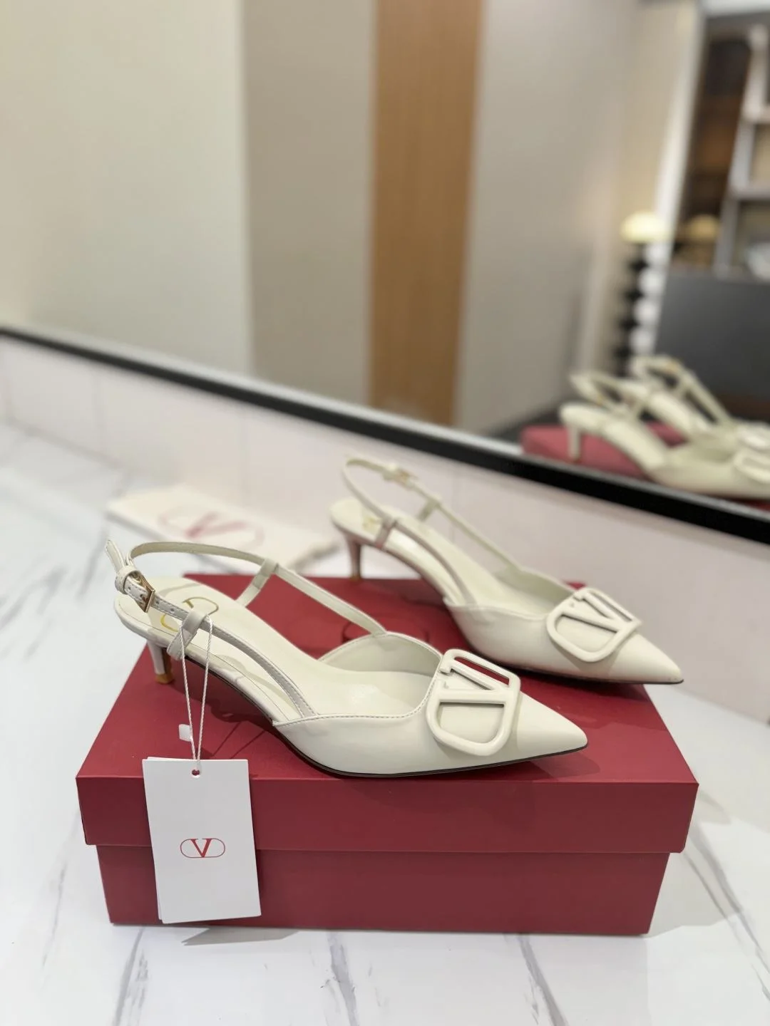 Effortless Valentino Sandals 35987