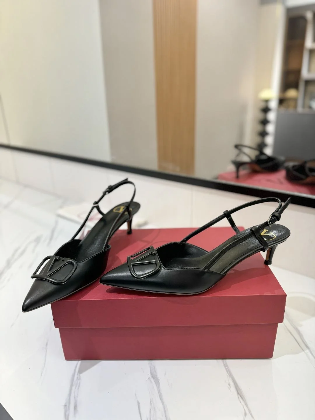 Valentino Sandals Timeless 35981