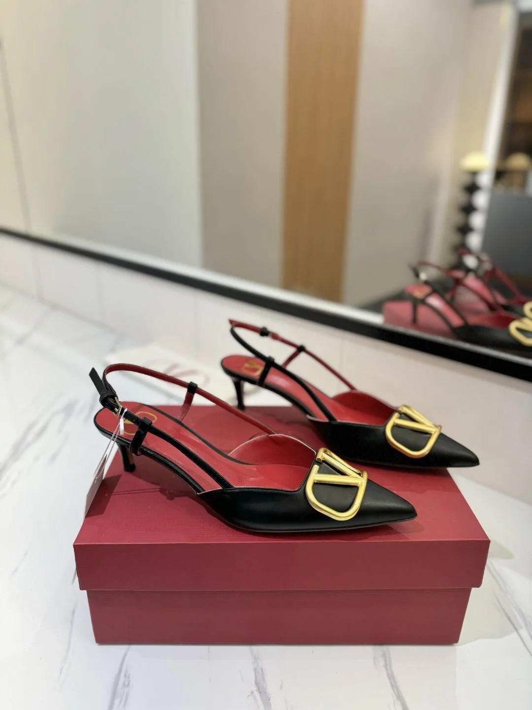 Supportive Valentino Sandals 35991