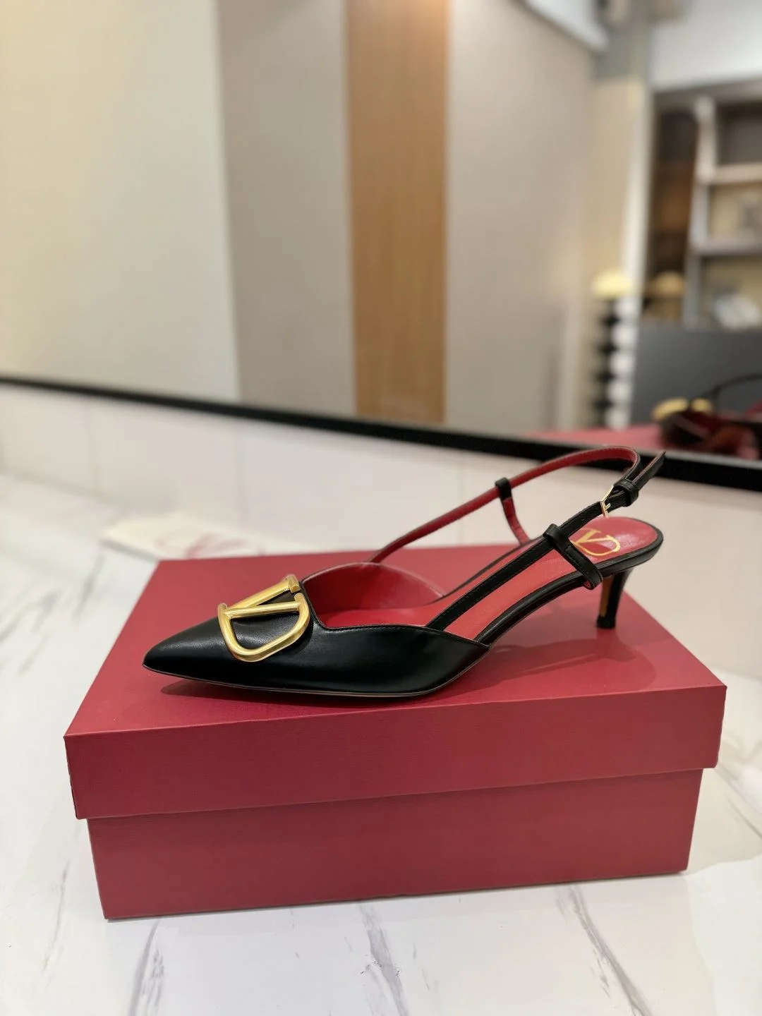 Supportive Valentino Sandals 35991