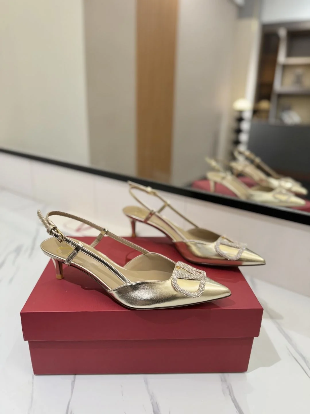 Valentino Sandals Unisex 35965