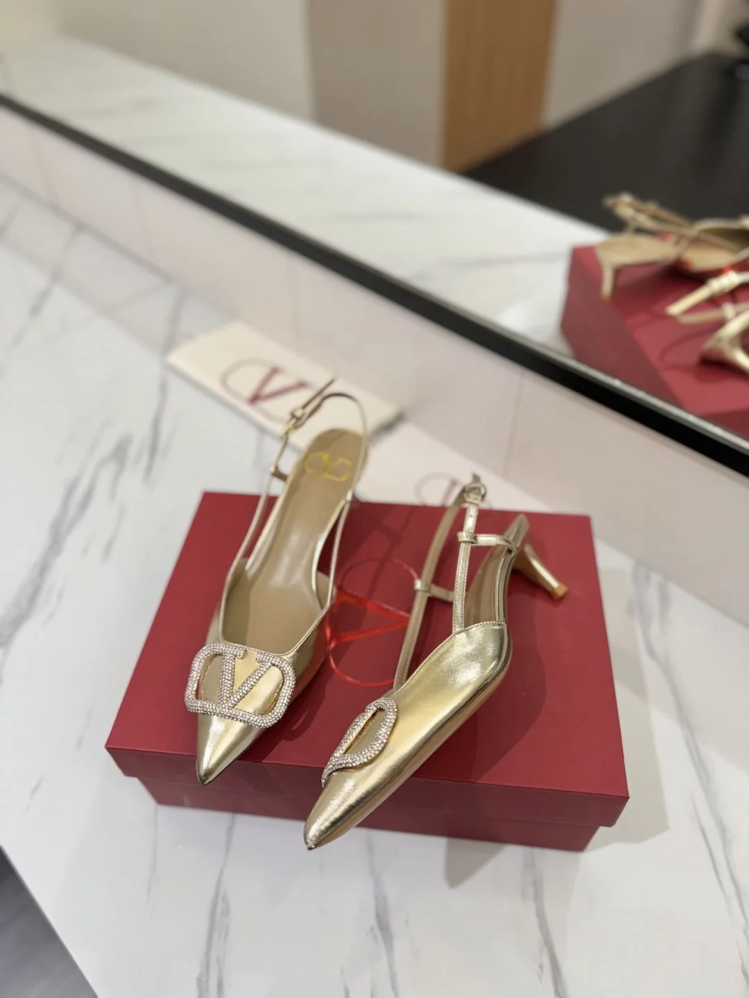 Valentino Sandals Unisex 35965