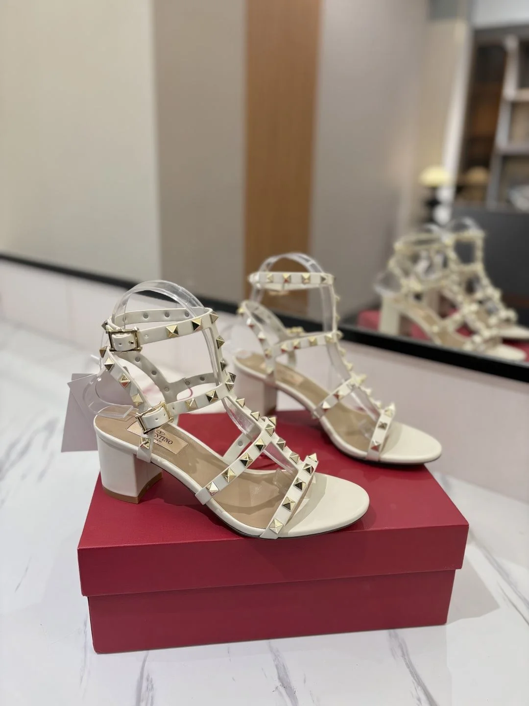 Practical Valentino Sandals 35941