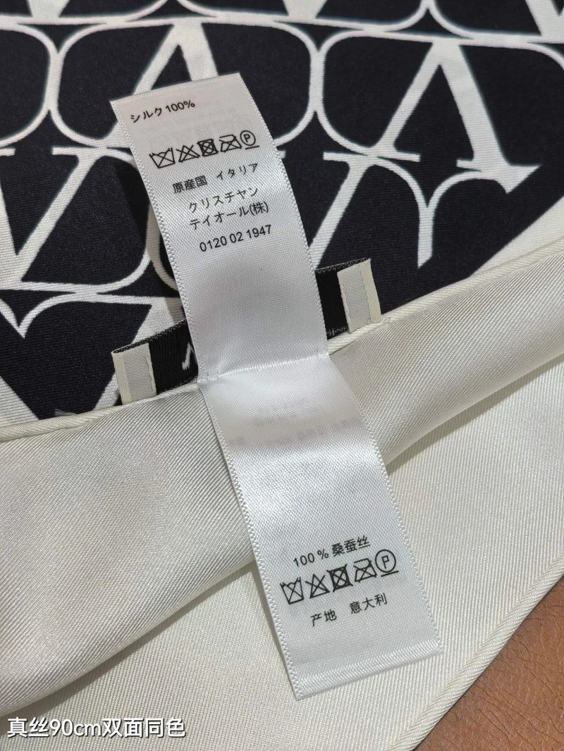 Versatile Valentino Scarf 270819