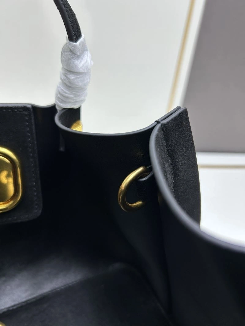 Sleek Valentino Shopping Bags 82014