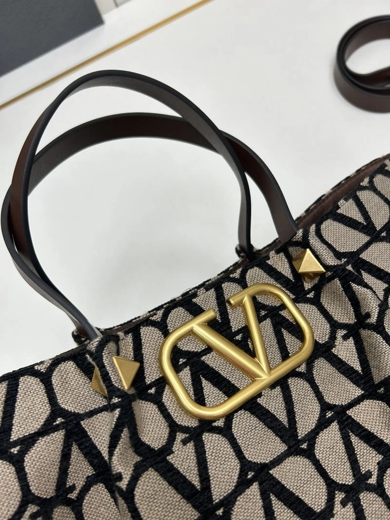 Effortless Valentino Shopping Bags 81939