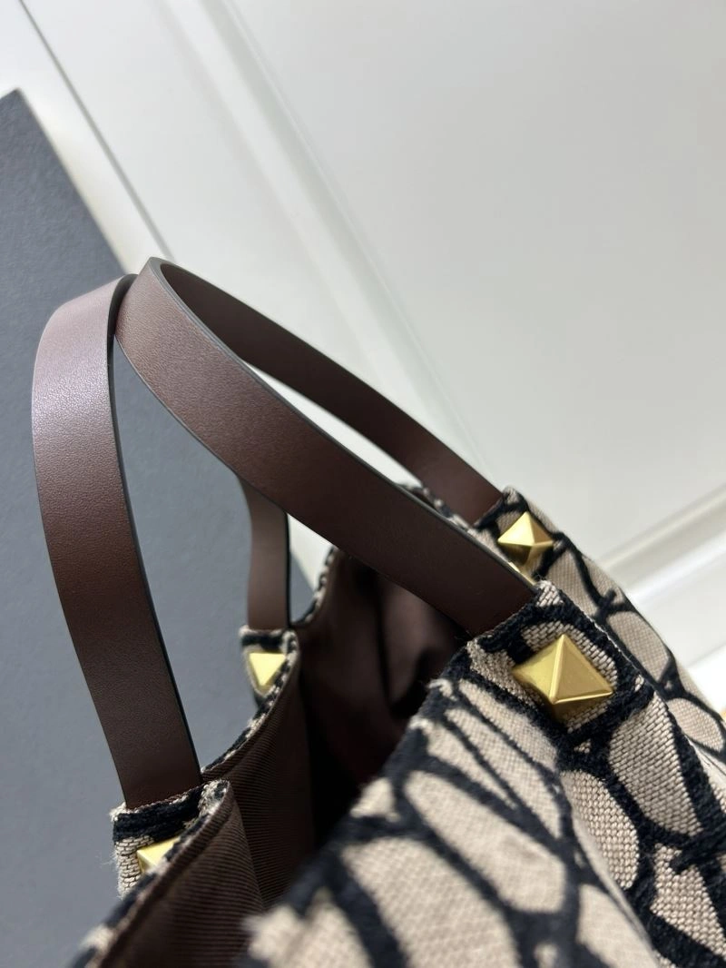 Effortless Valentino Shopping Bags 81939