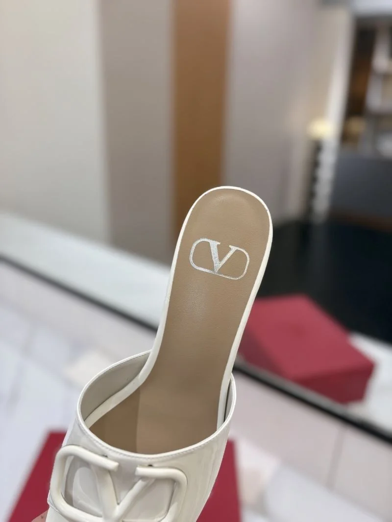 Resilient Valentino Slippers 36535