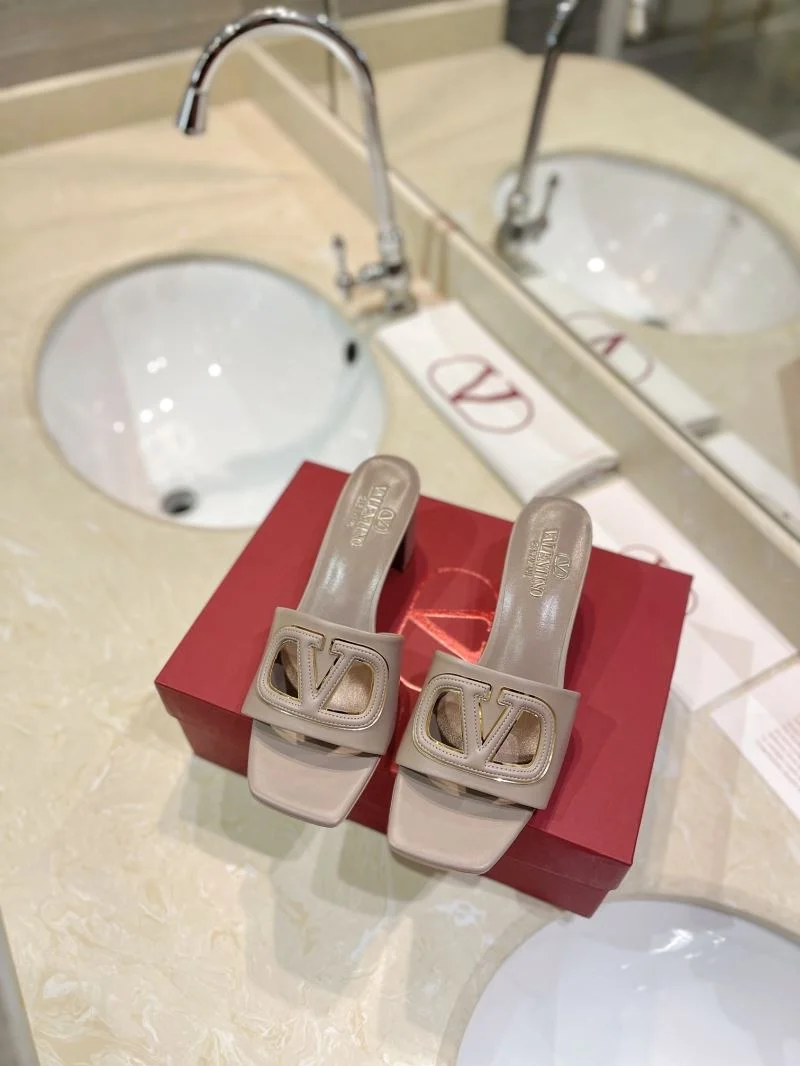 Trendsetting Valentino Slippers 36519