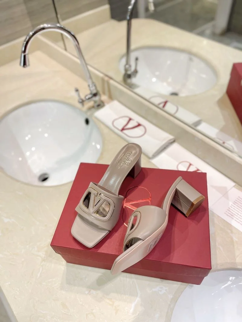 Trendsetting Valentino Slippers 36519