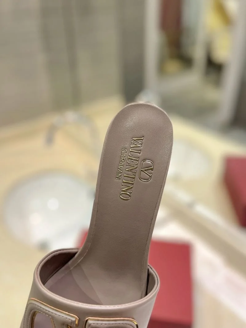 Trendsetting Valentino Slippers 36519