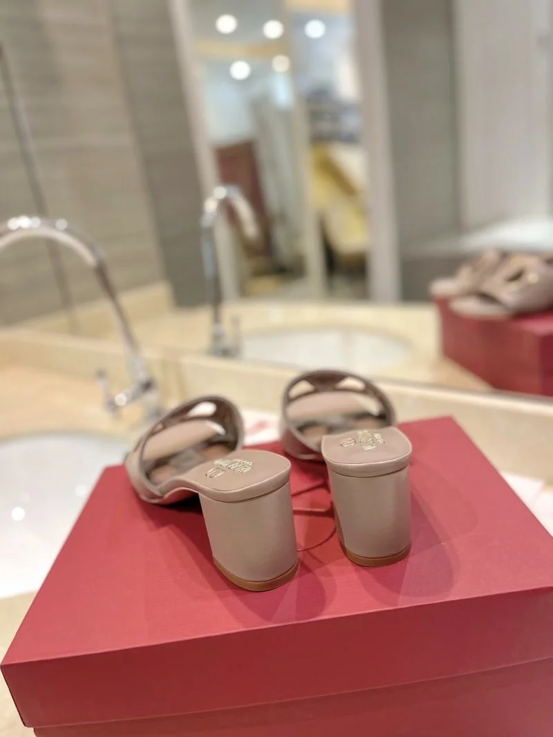 Trendsetting Valentino Slippers 36519