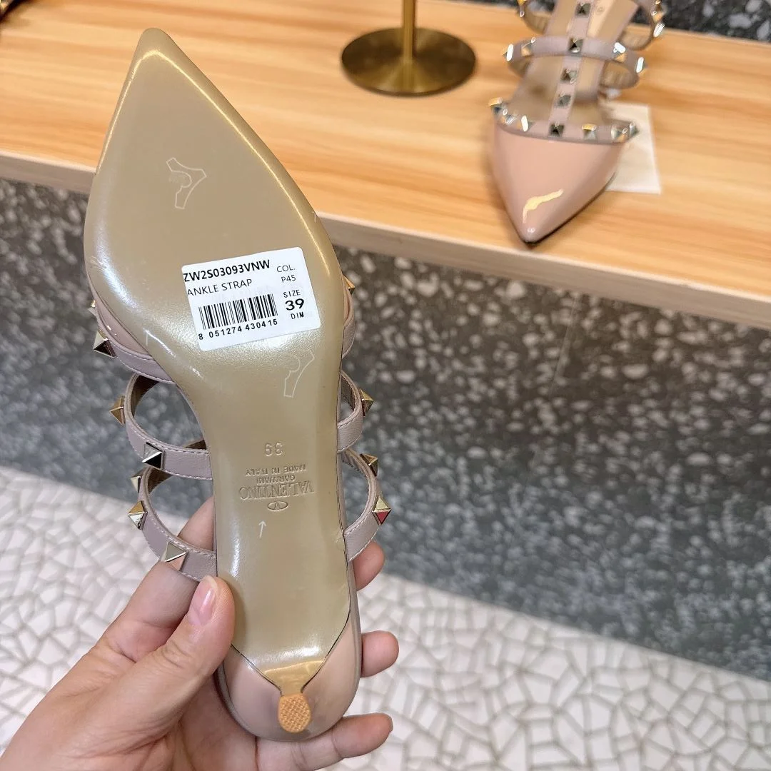 Resilient Valentino Slippers 35926